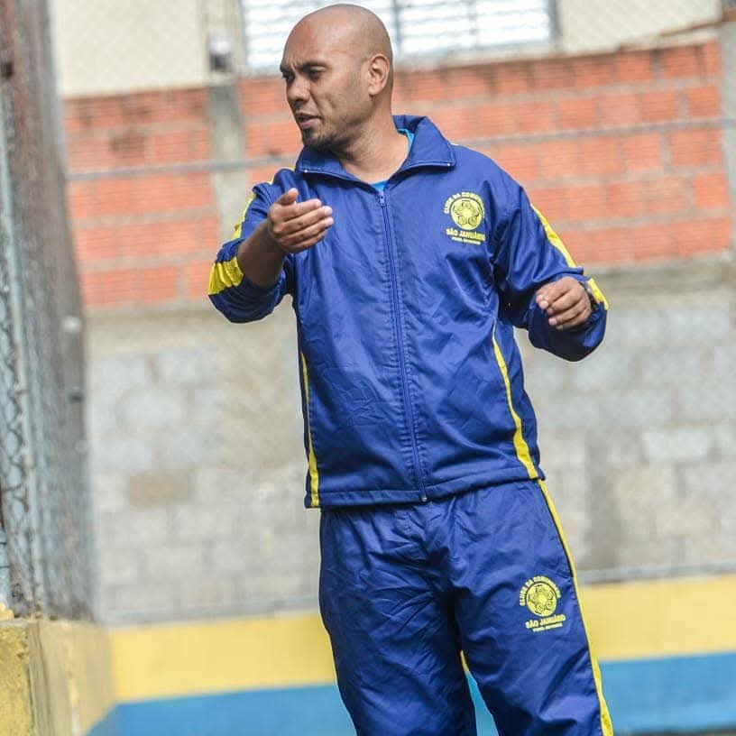 Evandro já jogou no profissional e costuma alertas sobre os riscos e dificuldades do futebol