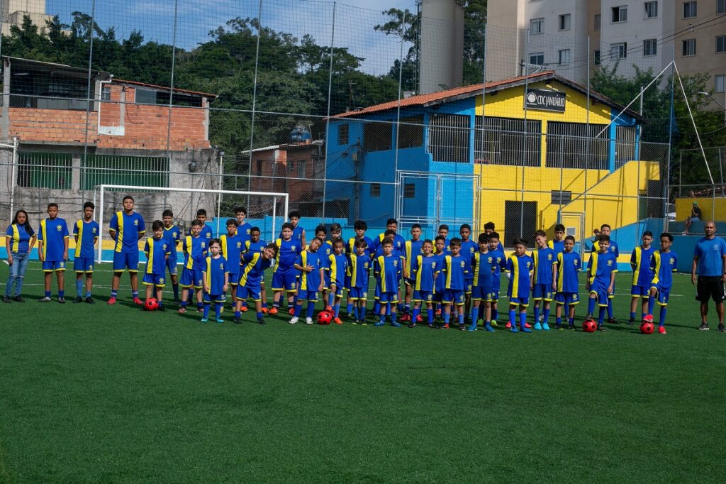 Dezenas de garotos participam das atividades