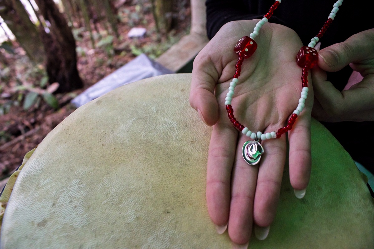 Luiza usa um colar com o símbolo do guia Zé Pilintra durante os ritos religiosos. Ela também possui um colar com o símbolo de Oxóssi