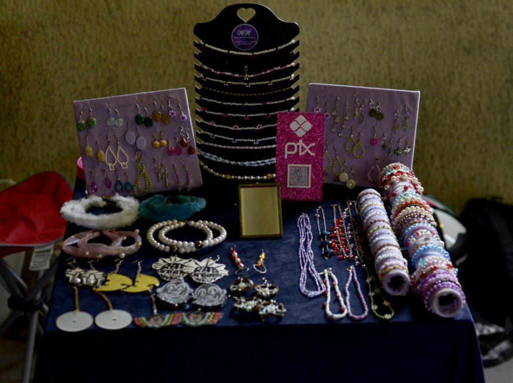 Venda de acessórios artesanais ganham espaço em eventos e bailes