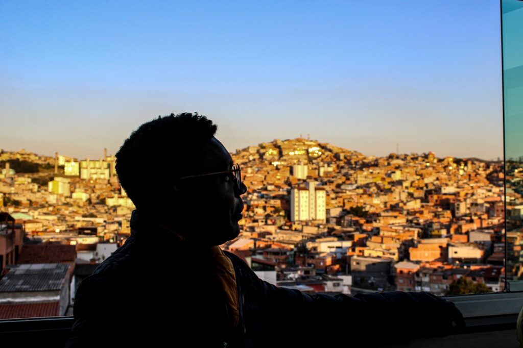 O artista não só acompanhou, mas também participou do nascimento da cultura do hip hop em São Paulo 
