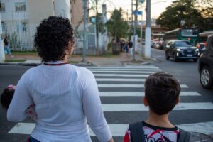 Isabele atravessa o cruzamento todos os dias com os filhos e relata medo constante pela falta de sinalização