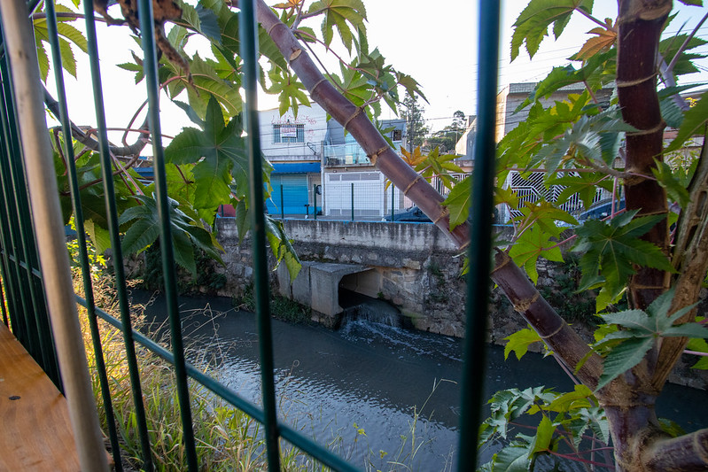Córrego causa alagamentos persistentes em Poá