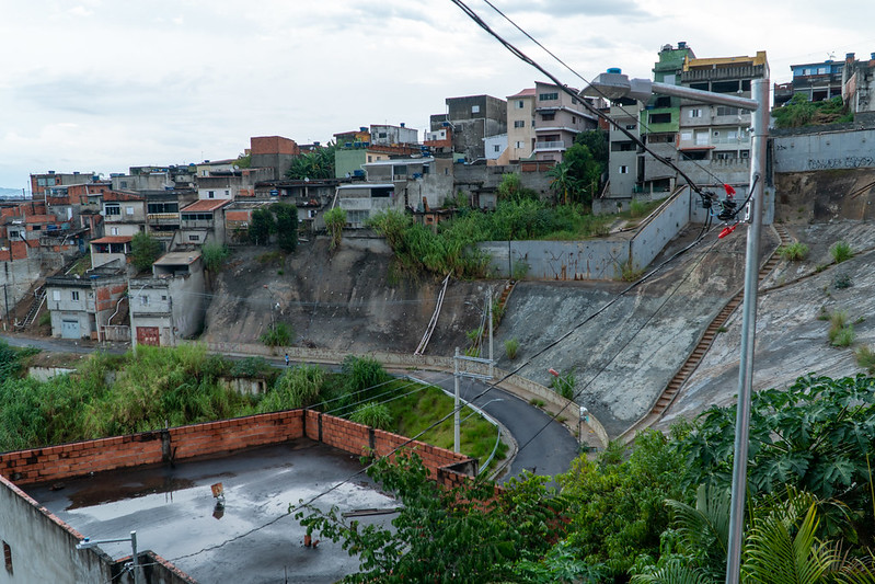Muros de contenção tentam isolar área; moradores não se sentem seguros