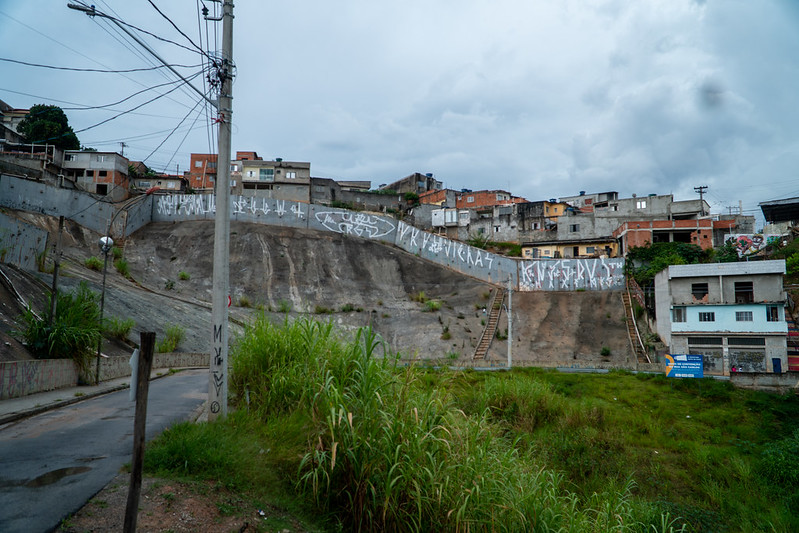 Muros de contençào tentam evitar mais desabamentos no município