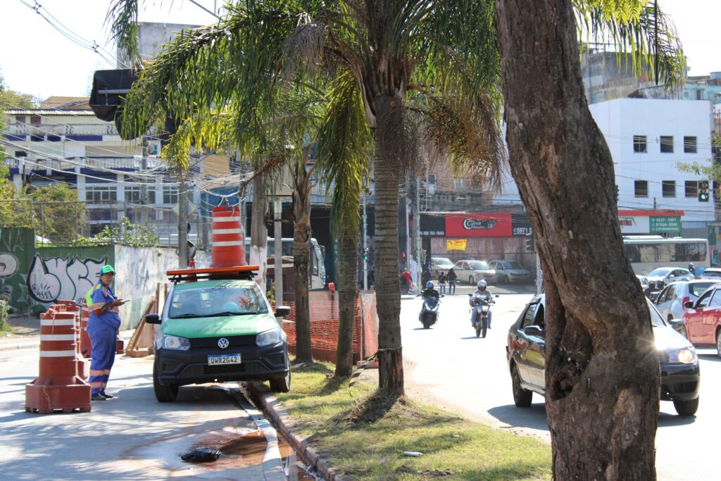 Ponto de ônibus em frente ao campo de futebol foi mudado pela SPTrans para auxiliar no tráfego