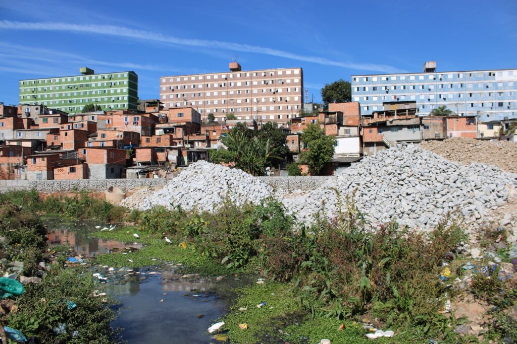 A comunidade do Sucupira está localizada em frente ao BNH, único bairro planejado do Grajaú