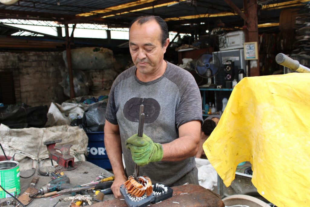 Atualmente, o ferro-velho conta com dois funcionários em sua equipe, mas Silas gostaria de expandir o negócio