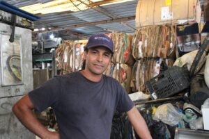 Ferro-velho do Grajaú completa 20 anos de renda e reciclagem