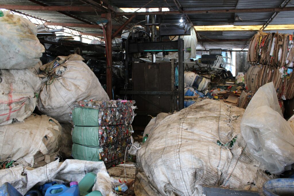 Ferro-velho chega a recolher mais de 30 toneladas de recicláveis ao mês