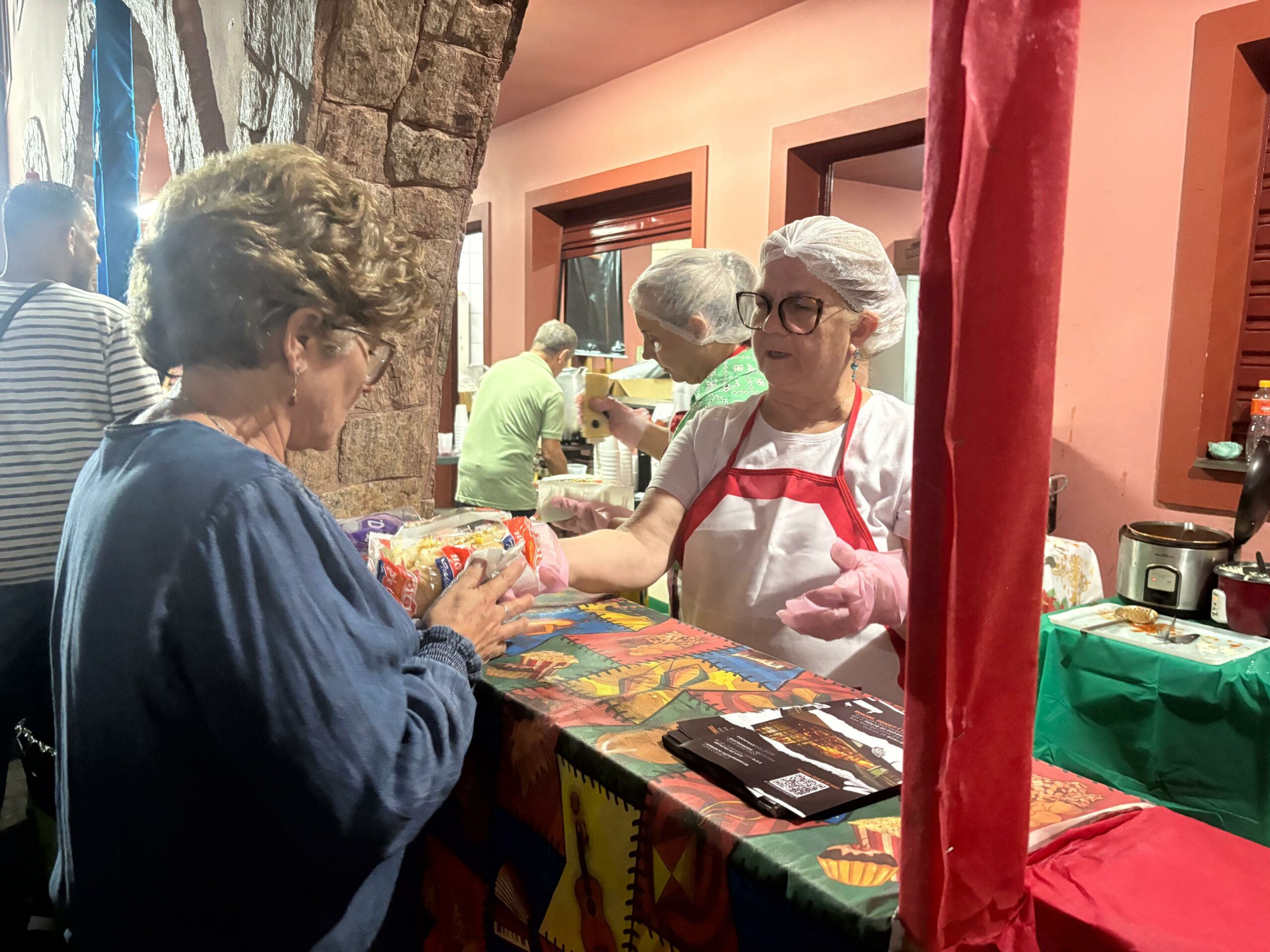 E não pode faltar comida boa, né?! O atendimento carinhoso também é um diferencial na quermesse do Santuário Nossa Senhora da Paz, no Parque do Carmo, zona leste da capital paulista