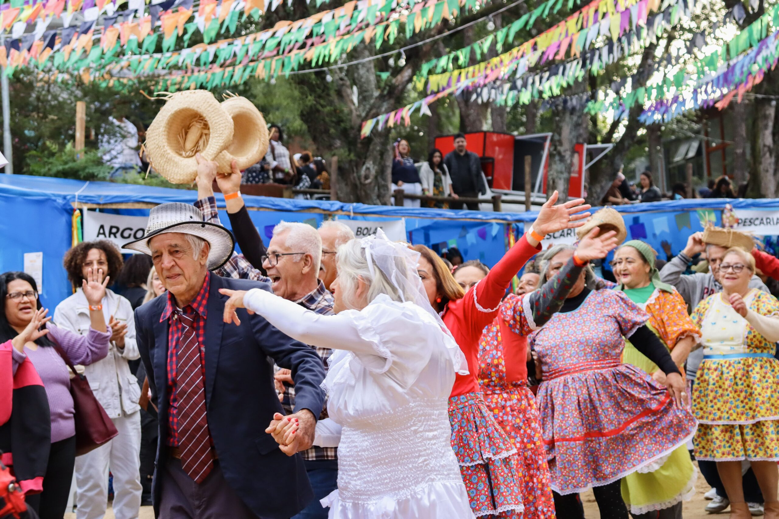 Quadrilha reúne diferentes gerações em festa junina do Jardim São Luís, na zona sul de São Paulo