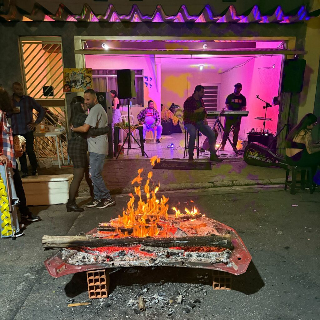Moradores da Cohab José Bonifácio fecham a rua para comemorar a tradicional festa junina
