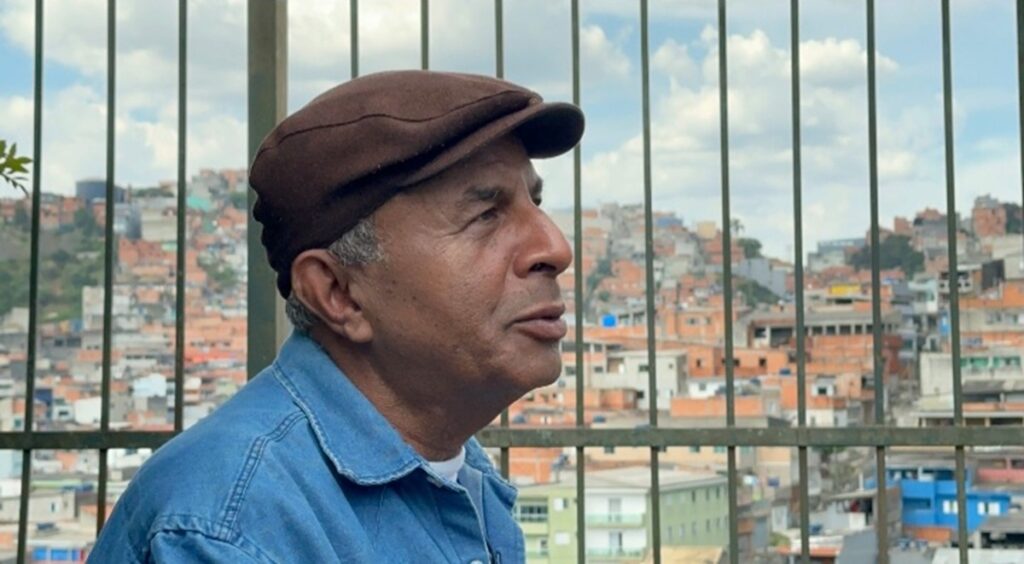 Milton Santos, cineasta e morador da Vila São Pedro, destaca que o documentário retrata a convivência social nas praças das periferias