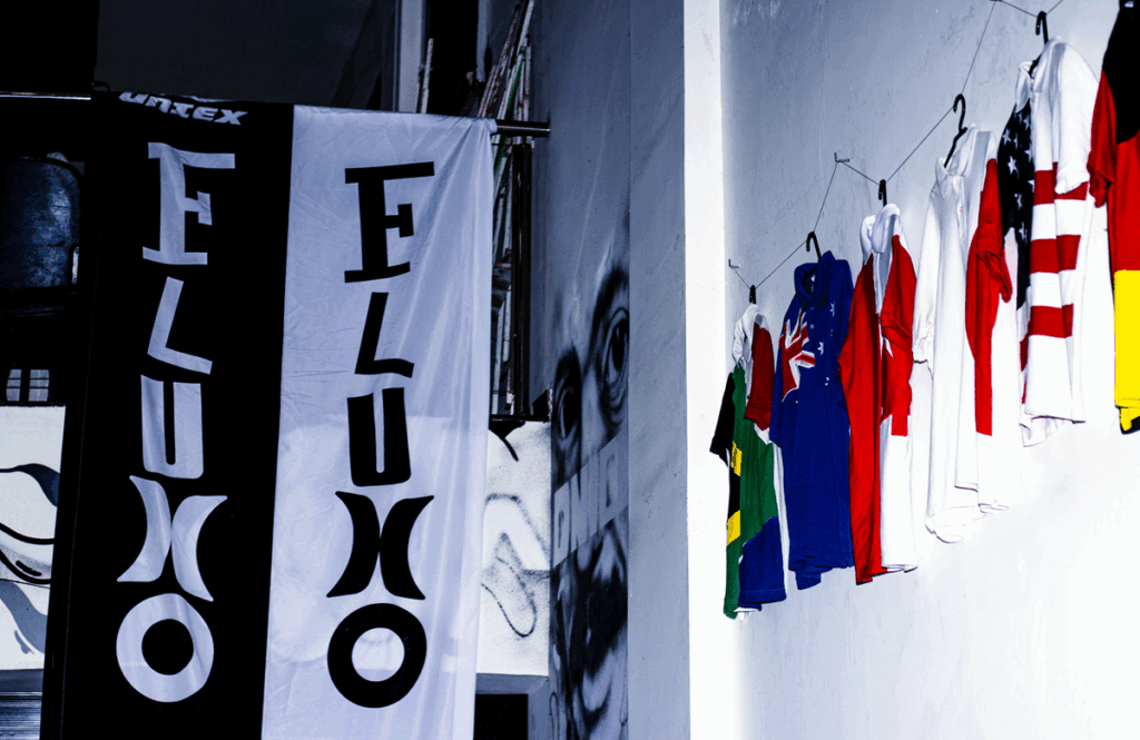 Camisetas de países expostas na parede