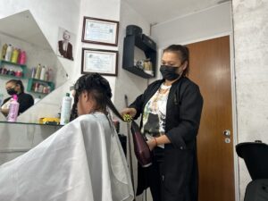 Moradoras da Vila São Pedro investem em salões de beleza como principal fonte de renda