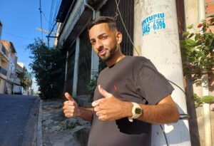 MC com vitiligo usa funk para enfrentar preconceito e conscientizar crianças