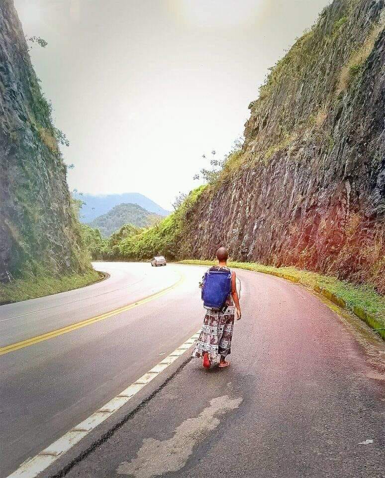 Caminhando na estrada durante seu mochilão
