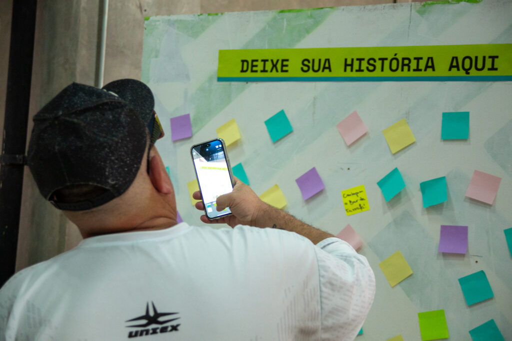 Moradores deixam sugestões para melhoria do bairro em painel interativo 