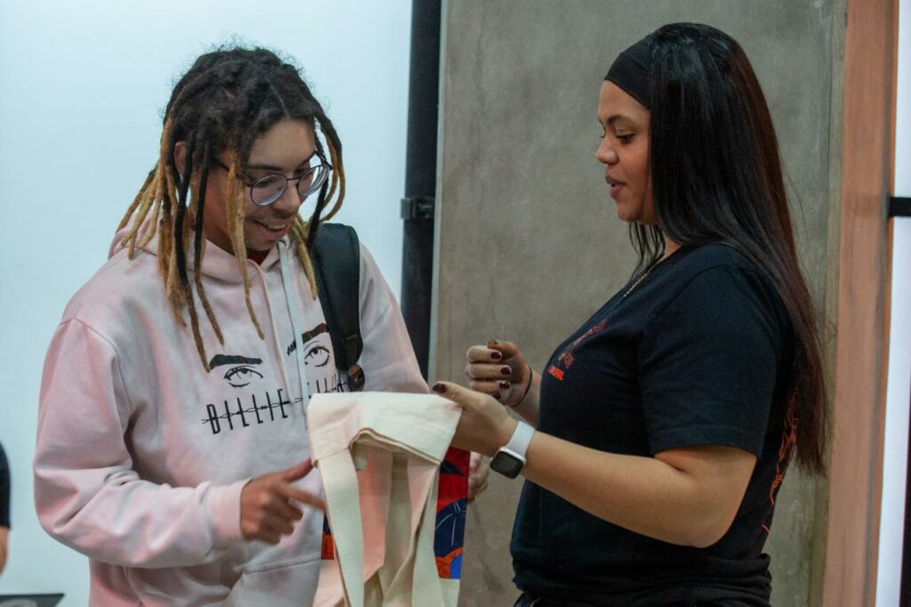 Moradores que participaram da roda de conversa ganharam ecobagas da Mural