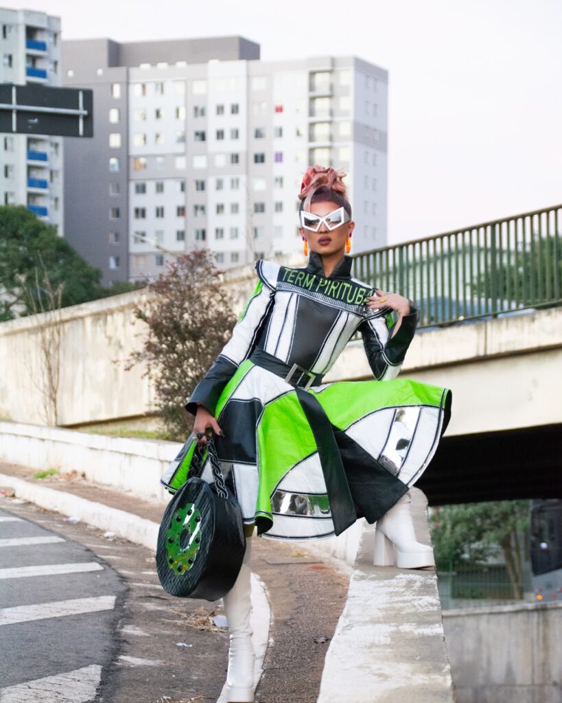 Look com referências ao Terminal Pirituba usado no primeiro desfile da temporada. A categoria era 