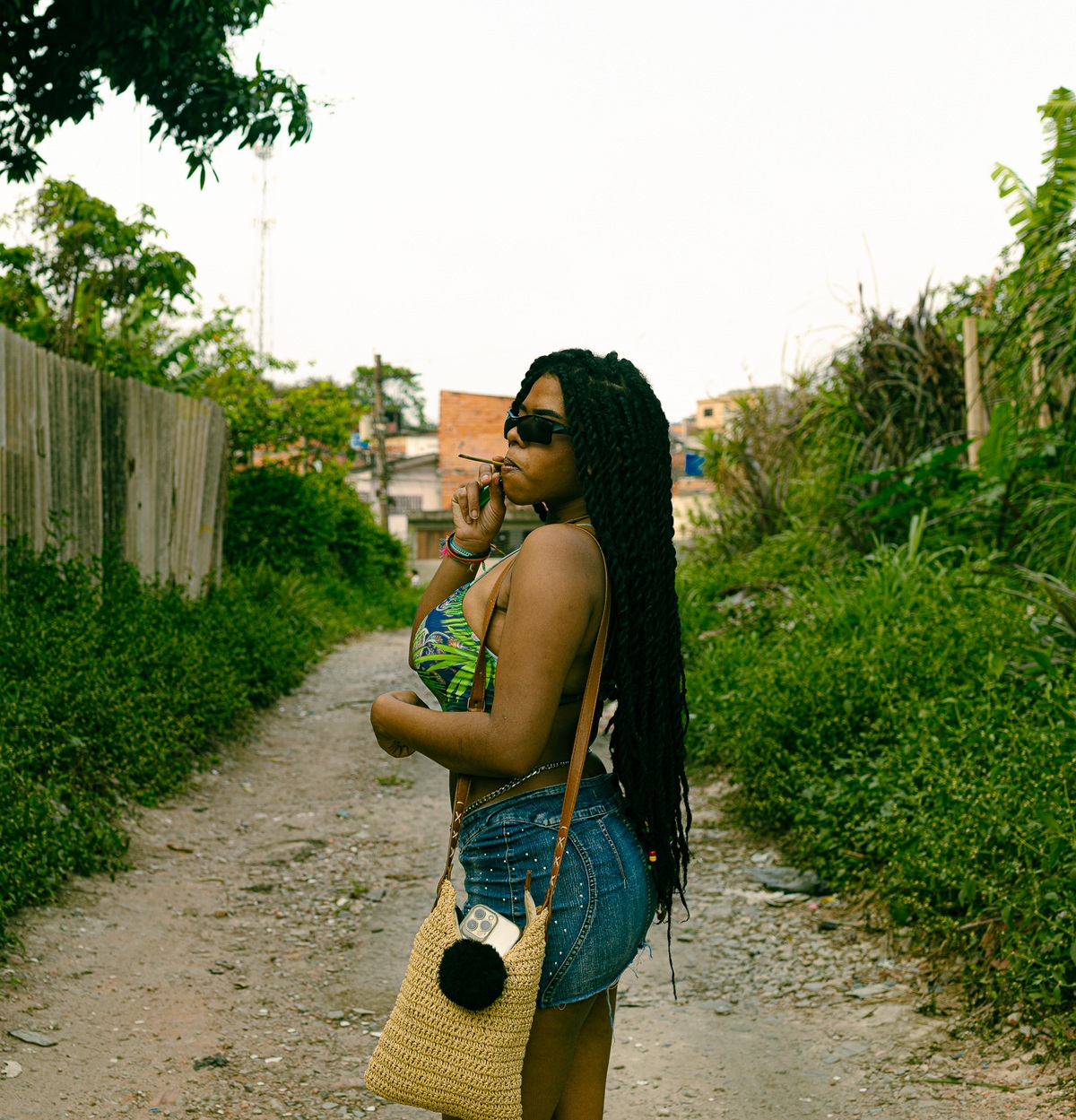 LAURA OLIVER @olliverr_.05
Laura Oliver Silva, 20. Promotora de eventos de reggae e criadora da página @batidao_so.as.pura com 10 mil seguidores, cria conteúdo sobre cultura sound system e os bailes periféricos. Moradora do Vargem Grande, frequenta os bailes desde muito nova.