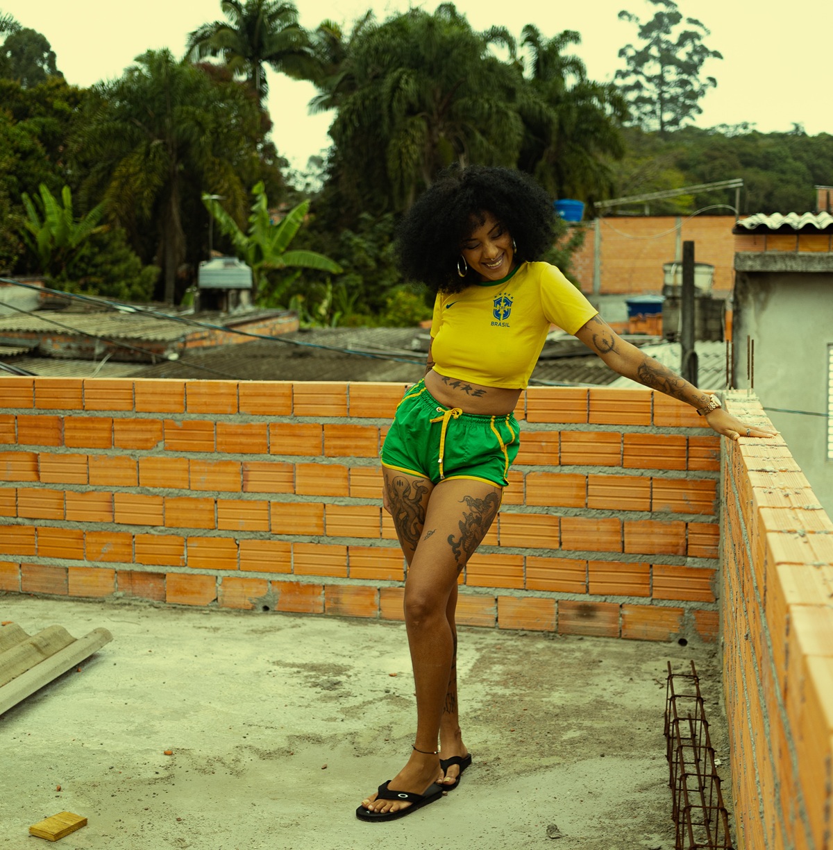 Thayna Silva de Jesus, 27. Modelo, poeta e artista visual. Usa o corpo como instrumento de expressão e reconstrução da imagem da mulher preta independente periférica.
