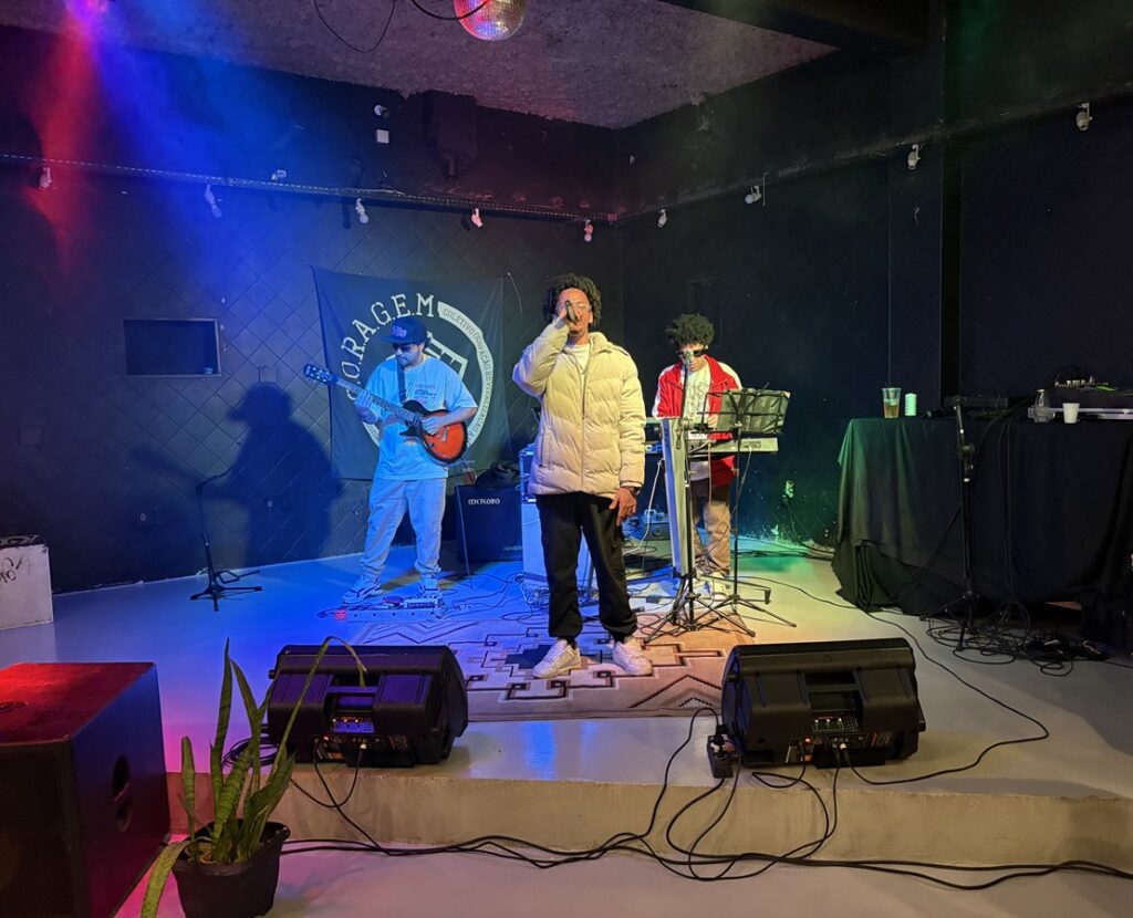 Takassa, artista independente se apresentou na estreia da exposição