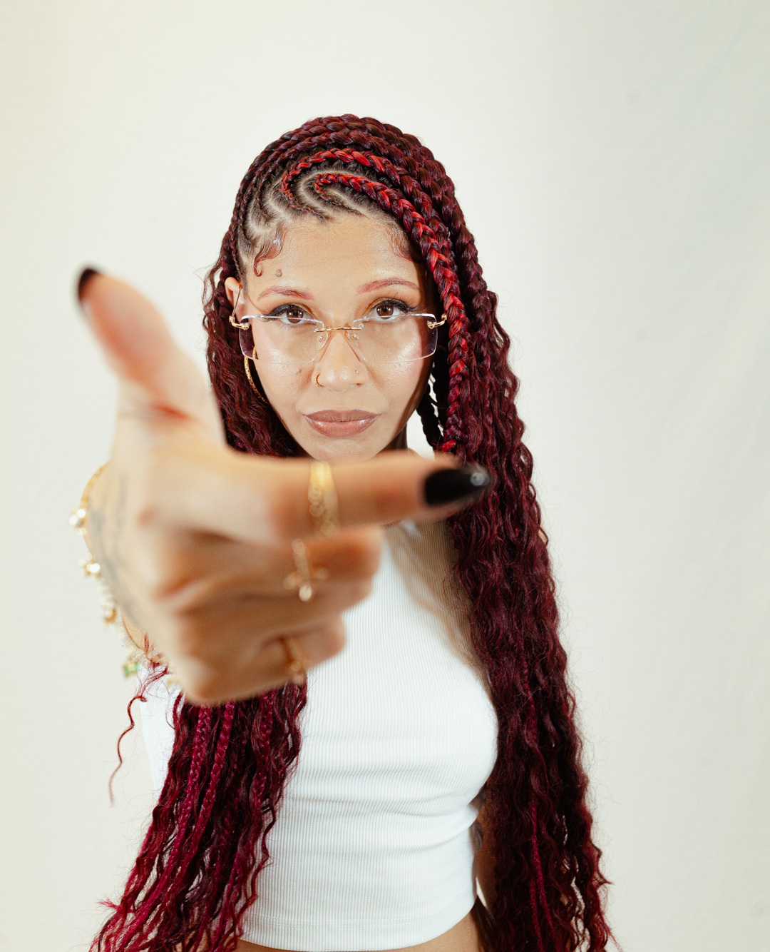 ARIEL MC @arielzinhaaaa. Daiane Nunes, 24. Vencedora de várias batalhas de rima pelas quebradas de SP. Recentemente, levou o título da Batalha do Grajaú Rap City. Com rimas afiadas, políticas e cheias de presença, ela encara de frente o machismo da cena e se tornou referência para novas vozes femininas do Grajaú.