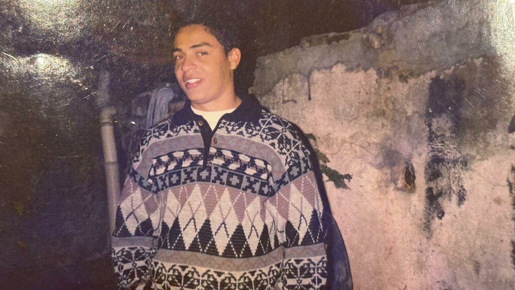 Aleksandro modelando no quintal de casa