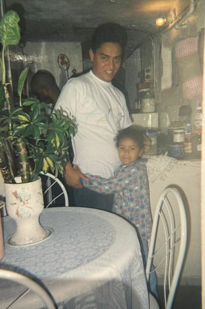 Aleksandro e filha Thauane na cozinha da cunhada Sandra Consuelo