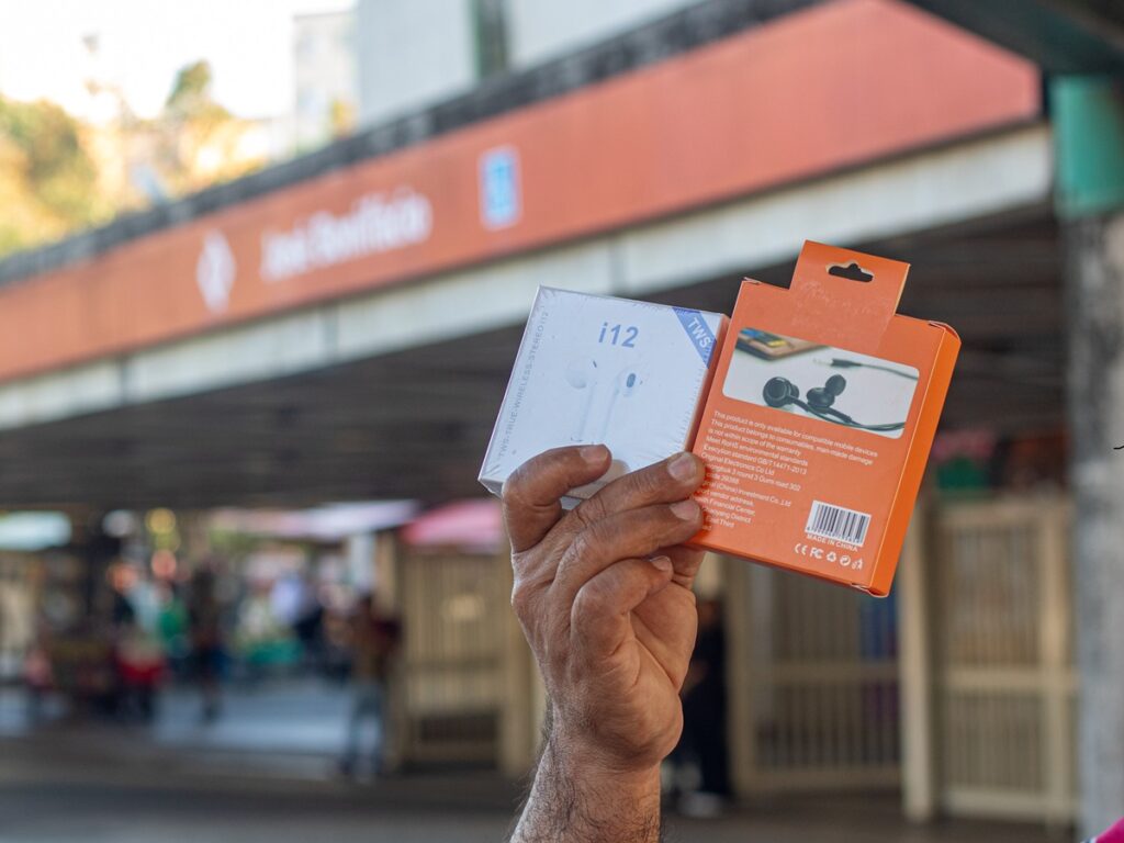 Marreteiro segura produto antes da venda 