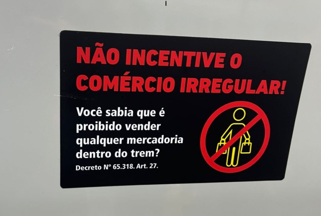 Placa de proibição em estação de trem em SP