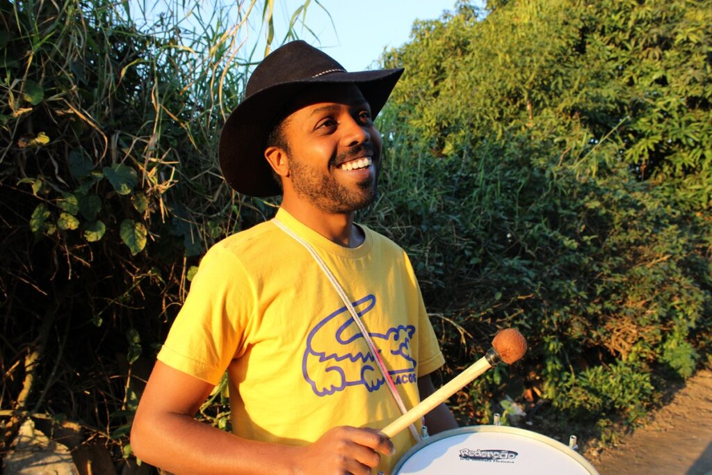 Caio também é responsável pelas agremiações “O Morto Carregando o Vivo da Feira do Mangaio” e “Boi Coração Mirim de Limoeiro”, ambas em Pernambuco