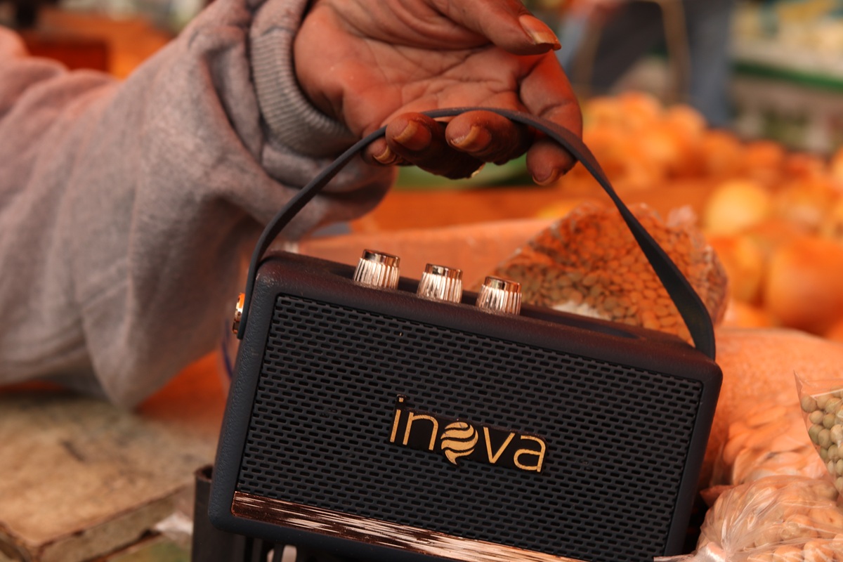 Ela trabalha ao som das músicas dos anos 1970 e 1980, com um rádio retrô e junto com a filha Suzana, 43, que foi criada pela mãe desde bebê debaixo da saia de lona da barraca