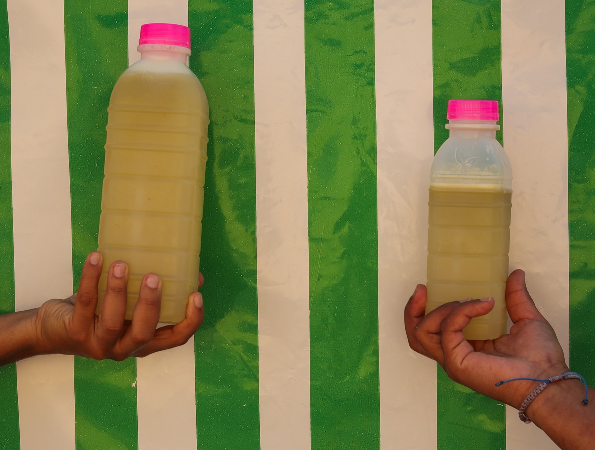 Na barraca não faltam sabores. Além do caldo puro, eles oferecem a opção de limão, maracujá, abacaxi, gengibre e cajú