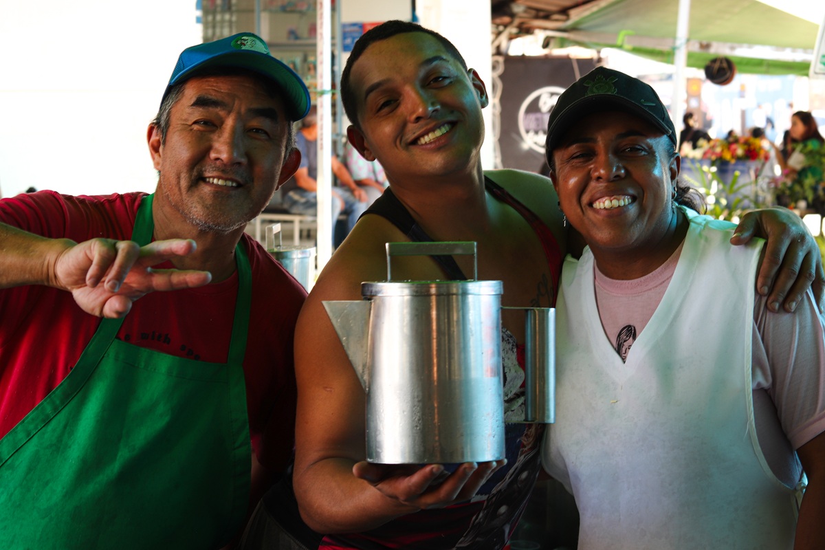 Na rua Josino Vieira de Góes, no bairro do Joamar, Eissaku Kanashiro, 52, à esquerda, conta que para termos acesso ao caldo de cana, há um longo processo