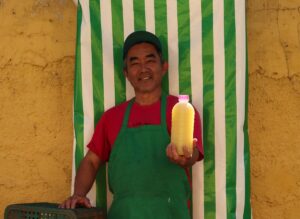 Na rua Josino Vieira de Góes, no bairro do Joamar, Eissaku Kanashiro, 52, conta que para termos acesso ao caldo de cana, há um longo processo