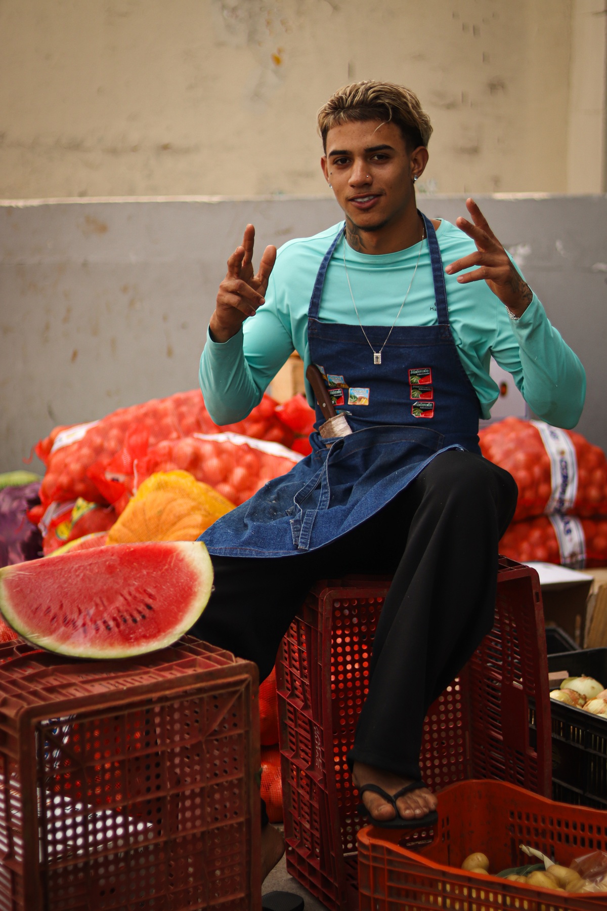 Ele divulga o cotidiano do trabalho na feira nas redes sociais, utiliza o Tik Tok @mcdozenafeira e o Instagram @mcdozee. O interesse pela música e por cantar funk surgiu quando estava na escola