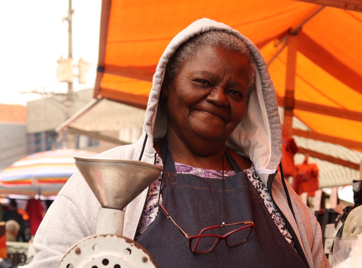 Na mesma feira, Etelvina da Silva, 67, é conhecida como Vina e trabalha há 45 anos na feira 