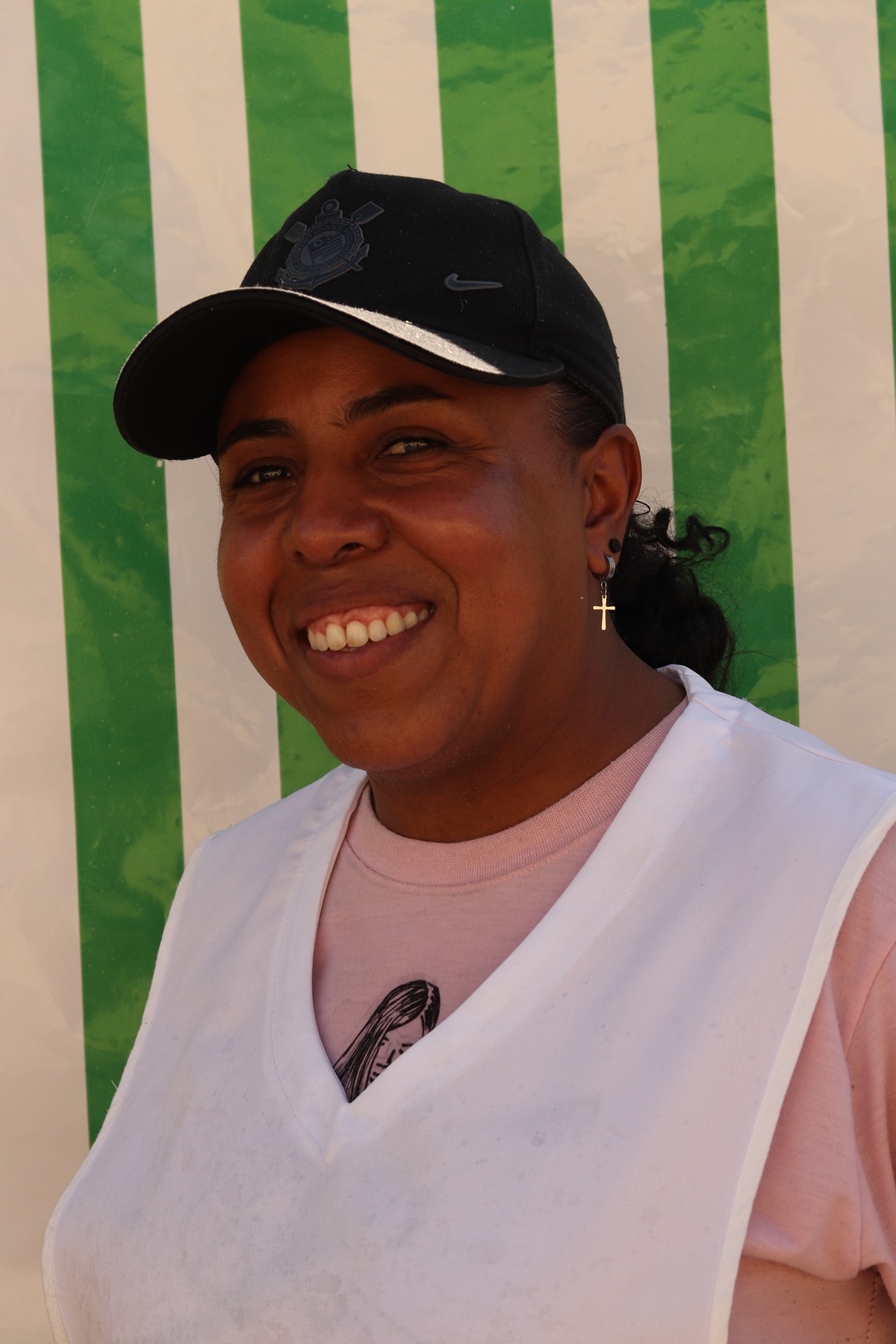 Luciane trabalha como ajudante de caldo de cana há mais de 30 anos, de terça-feira a domingo, entre 6h e 15h. “É trabalhando na feira que sustento a minha família. Gosto porque faço muita amizade com outros feirantes e os clientes.”