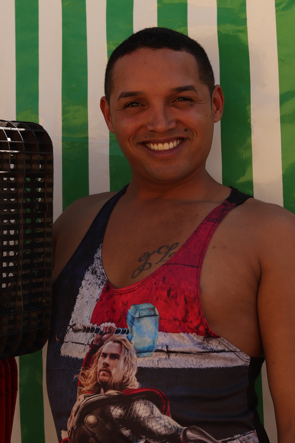 Já Lucas Batista, 27, costuma trabalhar cantando, dançando e brincando com os clientes. “Sou blogueiro digital influencer, e gravo os meus vídeos trabalhando na feira para postar no Tik Tok e Instagram.