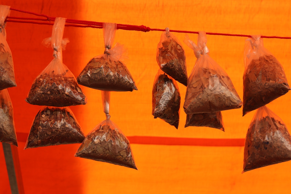 Os temperos e condimentos naturais possuem benefícios à saúde sem o excesso de sódio, conservantes e aromatizantes artificiais de industrializados