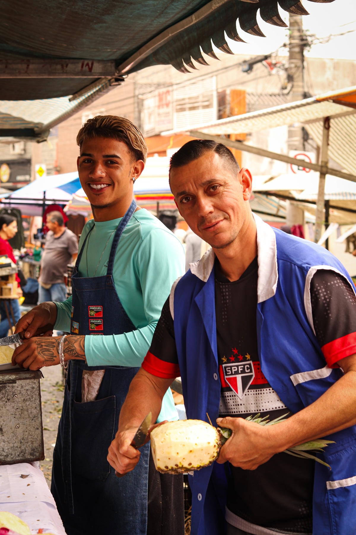 Para Guilherme, o desafio maior de trabalhar com música é se manter. “Tenho que ao mesmo tempo trabalhar na feira,  ir para o estúdio, editar vídeo, fazer muitas coisas ao mesmo tempo. Isso acaba sendo o maior desafio.”