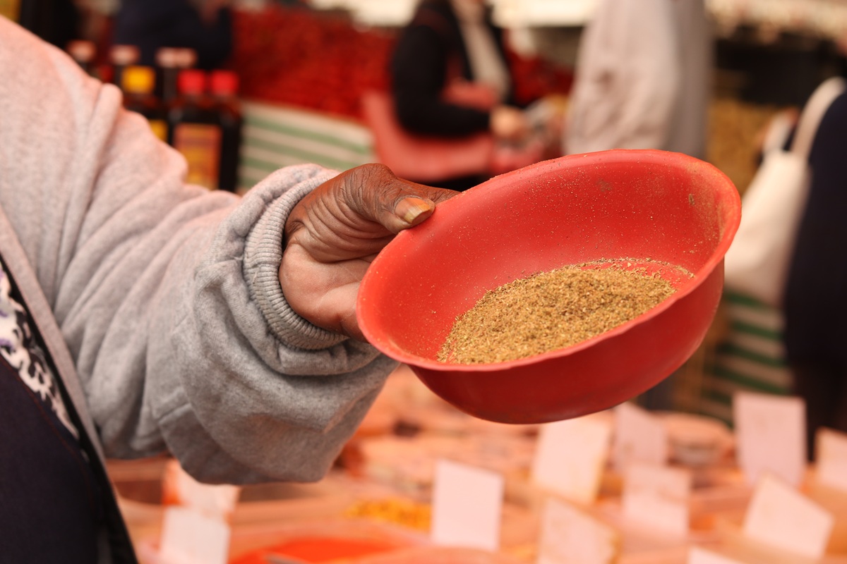 “Aqui tem do tempero baiano com pimenta e sem pimenta, colorau, chimichurri defumado, lemon pepper, orégano, pimenta calabresa, pimenta do reino, canela, cravo da índia, folha de louro, “pega esposa” e “pega marido” da vizinha”