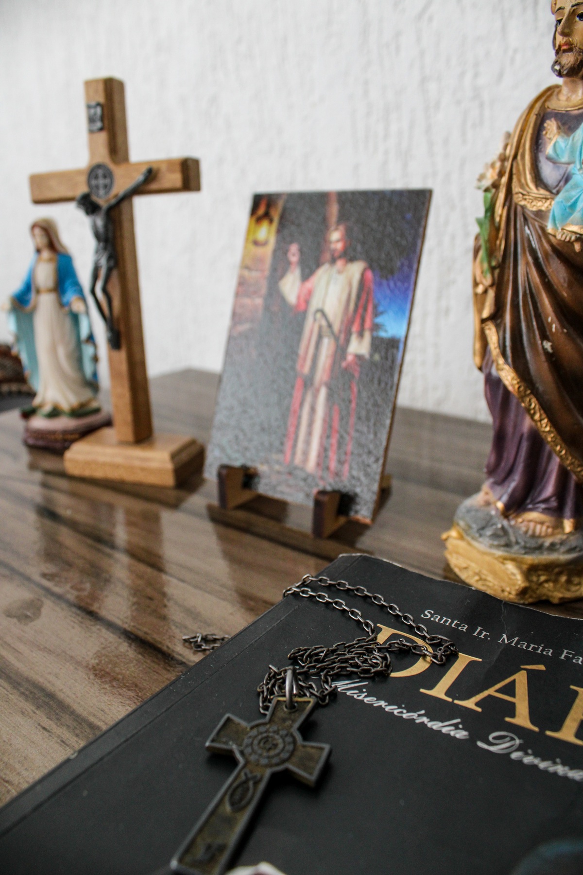 O relacionamento dela com o catolicismo sempre foi algo muito natural para ela. “Eu já nasci e católica”, afirma 