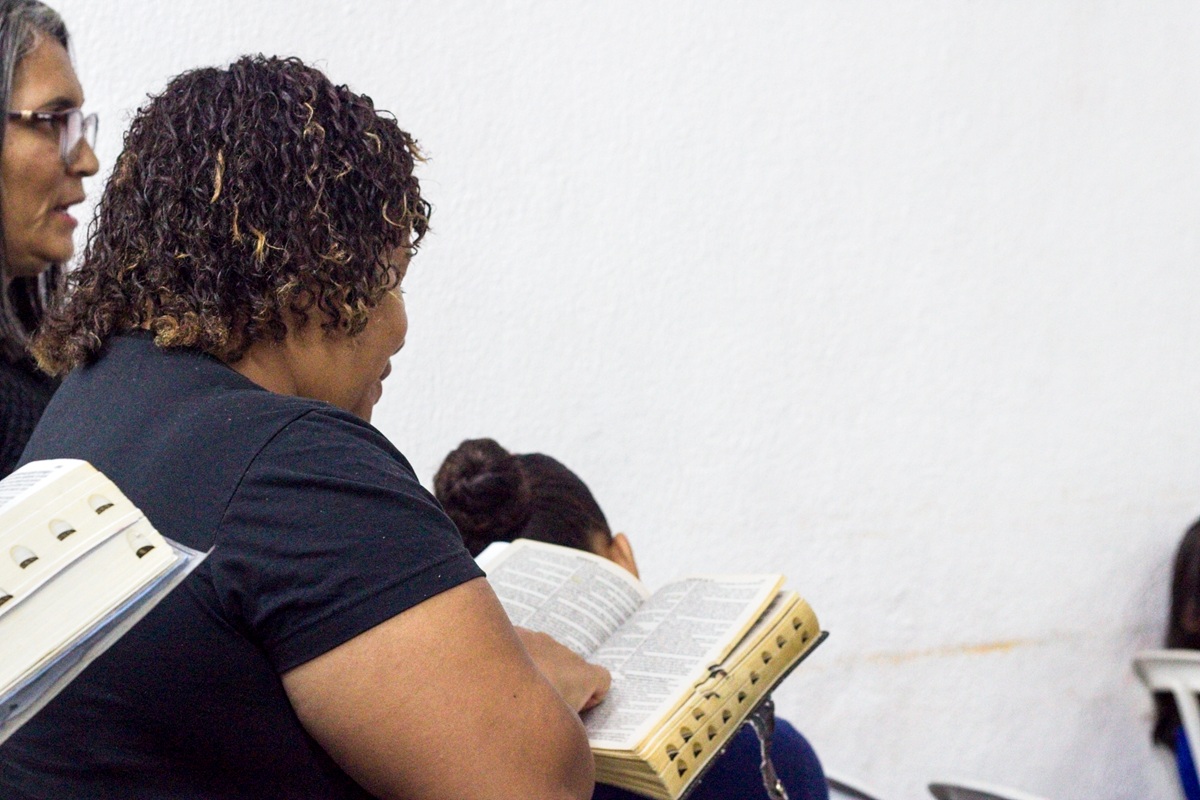 Josilene está a frente da pequena igreja pentecostal há dois anos. Ela assumiu o cargo eclesiástico depois que o antigo pastor foi embora do estabelecimento religioso