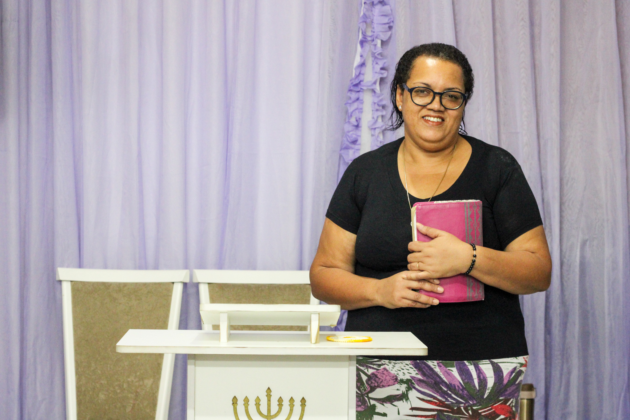 A pastora Josilene Gertrudes, 46, da Igreja Assembleia de Deus, se converteu aos 22 anos ao cristianismo e o segue desde então