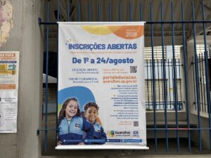Placa usada pela Secretaria Municipal de Educação de Guarulhos anuncia o inicio do período das inscrições para 2026