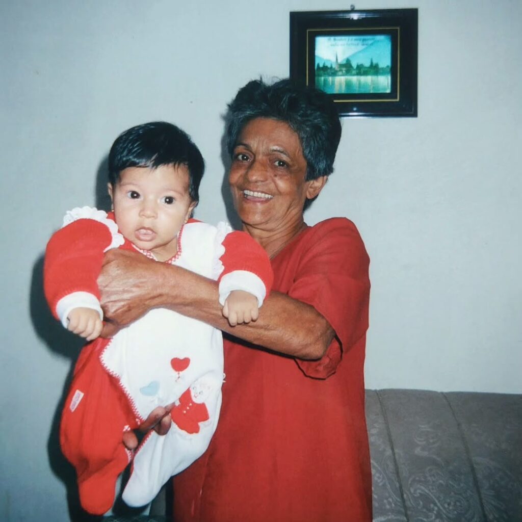 Alice com a neta Isabela do Carmo na infância